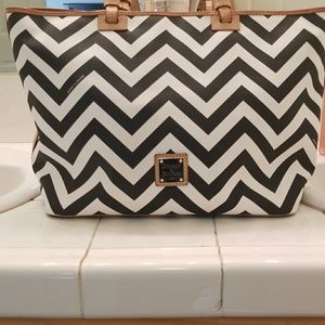 Dooney and Bourke 🖤 Chevron Tote!!